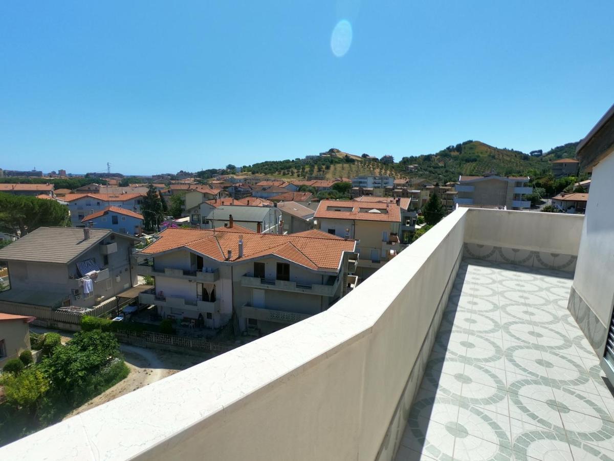Apartament Attico Petfriendly Con Terrazzo, Via Del Borgo Montesilvano Marina Zewnętrze zdjęcie