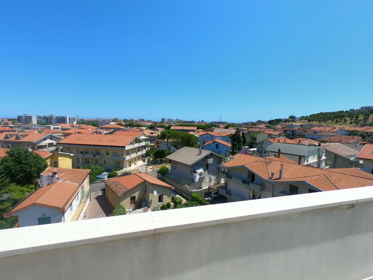 Apartament Attico Petfriendly Con Terrazzo, Via Del Borgo Montesilvano Marina Zewnętrze zdjęcie